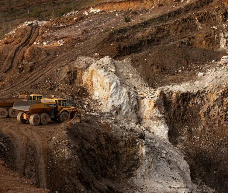 معارضه با منابع طبیعی؛ چالش اصلی فعالیت‌های معدنی در زنجان